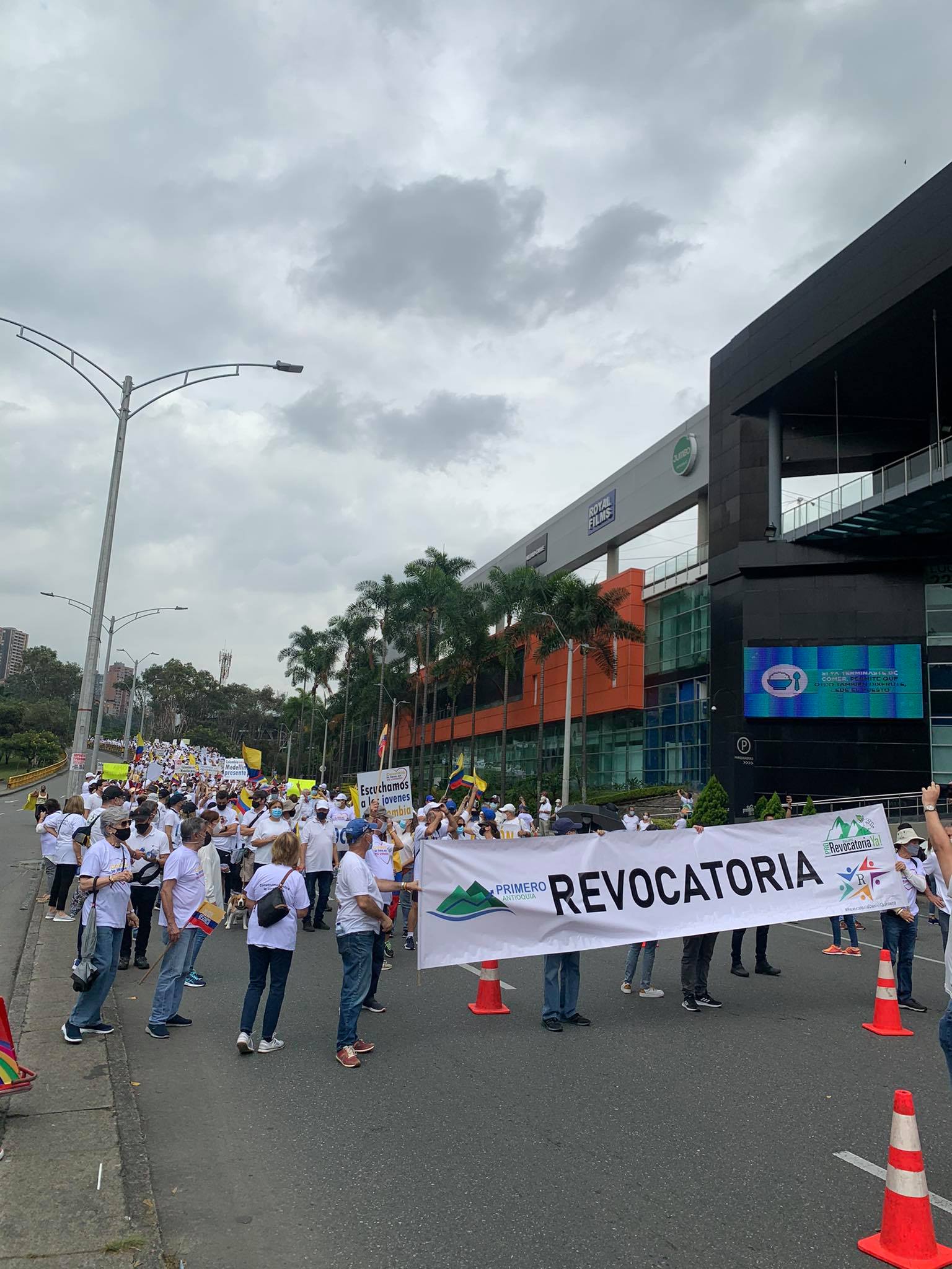 VIDEO Y FOTOS: De forma pacífica, así transcurre la marcha "Colombia te llevo en mi Corazón" en Medellín 5 Medellín-marcha