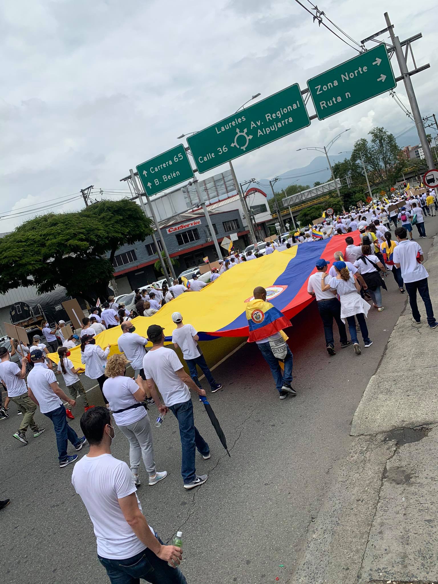 VIDEO Y FOTOS: De forma pacífica, así transcurre la marcha "Colombia te llevo en mi Corazón" en Medellín 1 Medellín-marcha
