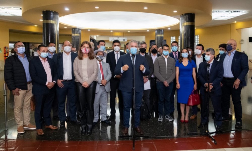 Solicitud del levantamiento de bloqueos y diálogo con jóvenes fueron temas centrales en el encuentro entre el Presidente y los Alcaldes del país