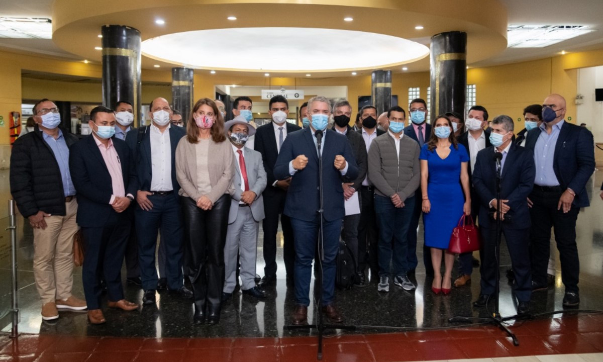 Solicitud del levantamiento de bloqueos y diálogo con jóvenes fueron temas centrales en el encuentro entre el Presidente y los Alcaldes del país