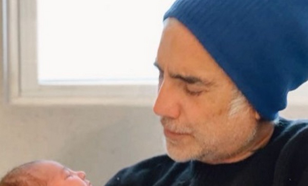 FOTOS: ¡Abuelo enamorado! Alejandro Fernández compartió las primeras imágenes con su nieta 9 Alejandro Fernandez 1