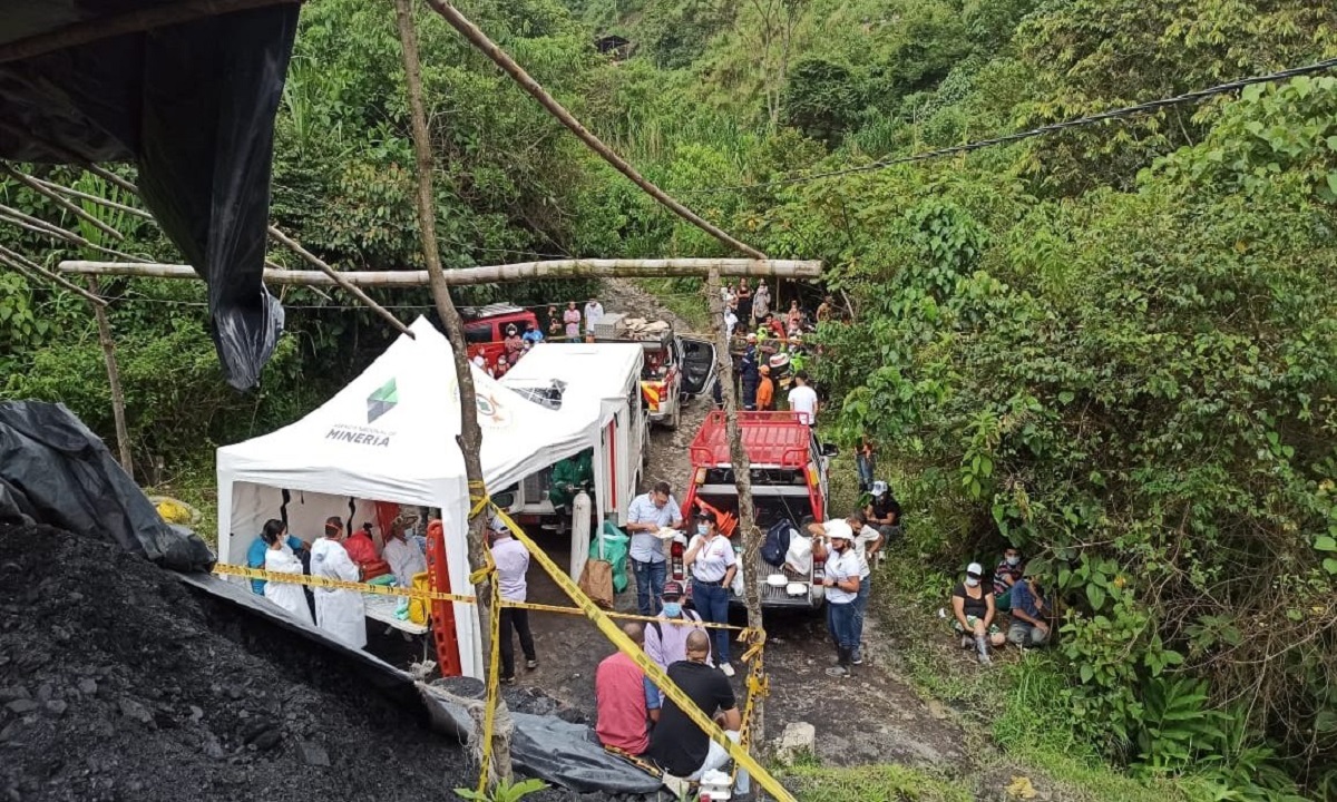 VIDEOS: Rescatan a varios personas que estaban atrapadas en una mina en Amagá, Antioquia 1 Amagá-mineros-rescatados