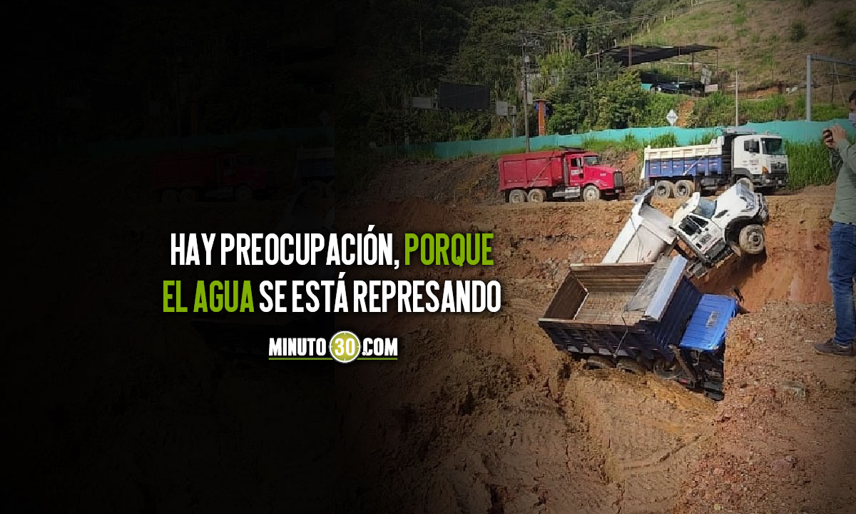 Video: ¡Atención! Dos volquetas cayeron en Caldas, luego de que cediera un terreno 1 Caldas