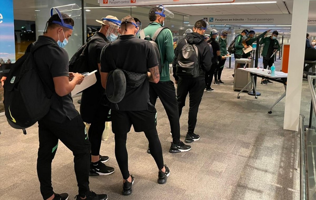 Atlético Nacional, en aprietos, para viajar a Paraguay 1 Atletico Nacional oficializo la lista de viajeros a Uruguay 2