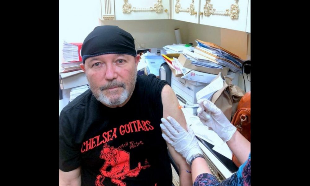 "Aquí está mi foto, con la cara tiesa, poniéndome la vacuna anti-Covid-19", Ruben Blades