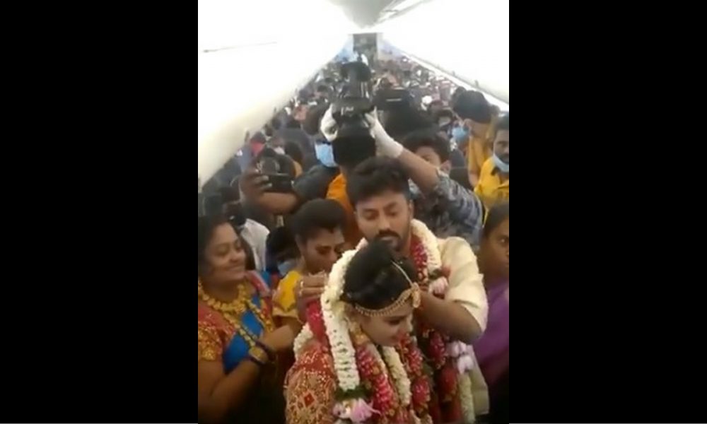 ¡Irresponsables! Se desata polémica por boda realizada al interior de un avión en la India