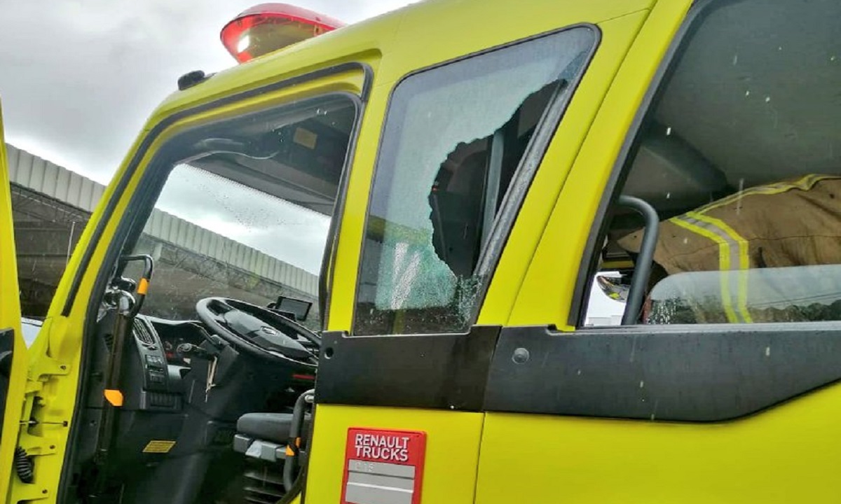 ¡Así no! Bomberos de Medellín fueron atacados en medio de las manifestaciones del 1M 1 Bomberos de Medellín