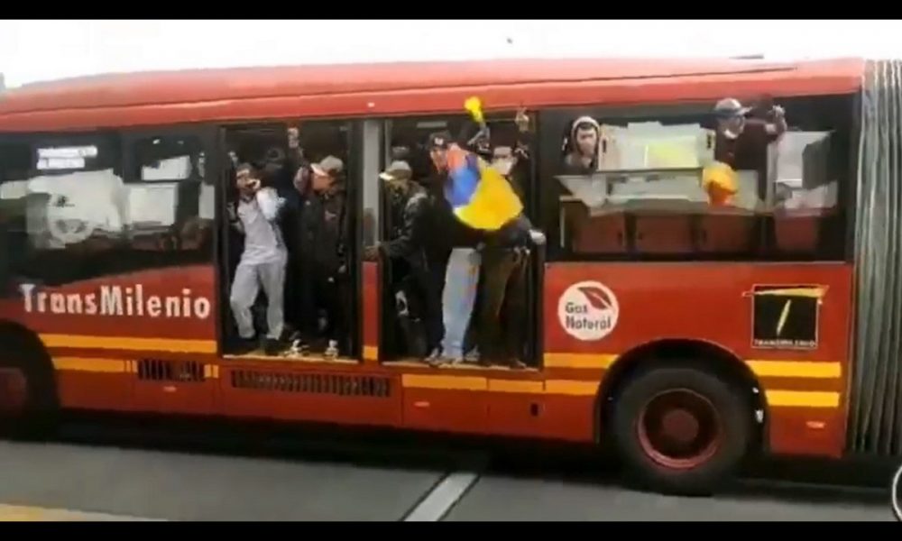 [Video] Manifestantes robaron un bus de Transmilenio en Bogotá
