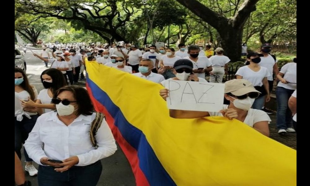 Caleños salieron a las calles vestidos de blanco a protestar, rechazaron la violencia y los bloqueos