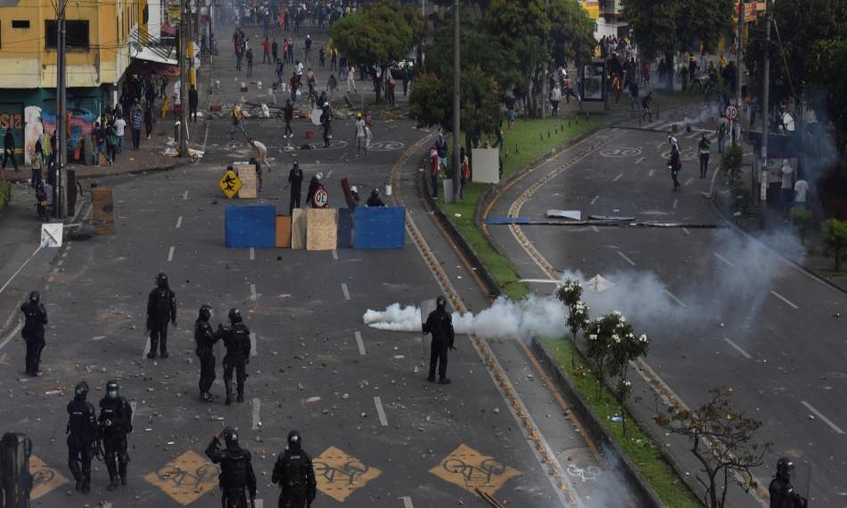 VIDEO: En Cali denuncian que policías bajaron de un camión y dispararon a manifestantes 1 Cali-policías-manifestantes-paro