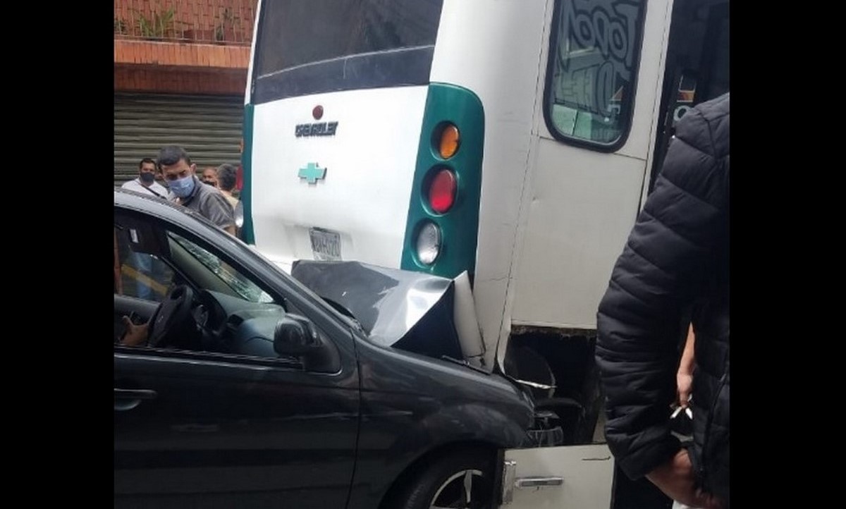 Tremendo choque entre carro particular y bus en Manizales dejó una persona lesionada 1 Choque entre particular y bus en Manizales