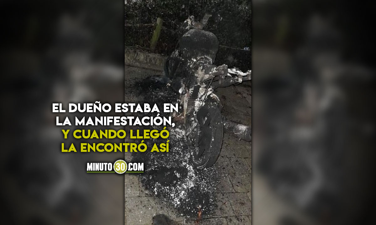 VIDEO: ¡Completamente quemada! Así quedó una moto por el sector Estadio durante marchas 1 Denuncian que la moto la quemaron durante las marchas de ayer en Medellín
