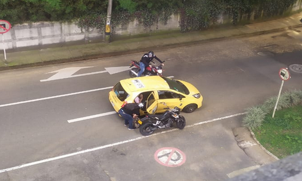 VIDEO: ¡Pilas! Le robaron las pertenencias a un taxista y sus pasajeros en El Tesoro 1 El Tesoro-ladrones-taxista