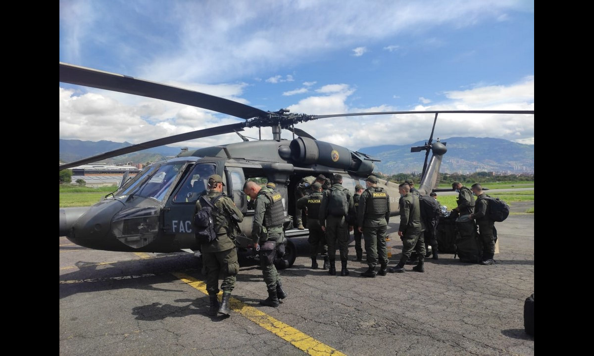 Fuerza Aérea transporta policías a algunos sectores de Antioquia para fortalecer la seguridad durante las manifestaciones 9 Fuerza Aérea transporta policías a algunos sectores de Antioquia para fortalecer la seguridad durante las manifestaciones