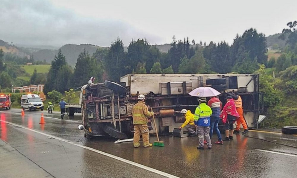 ¡Terrible! Conductor perdió el control de un furgón y se volcó