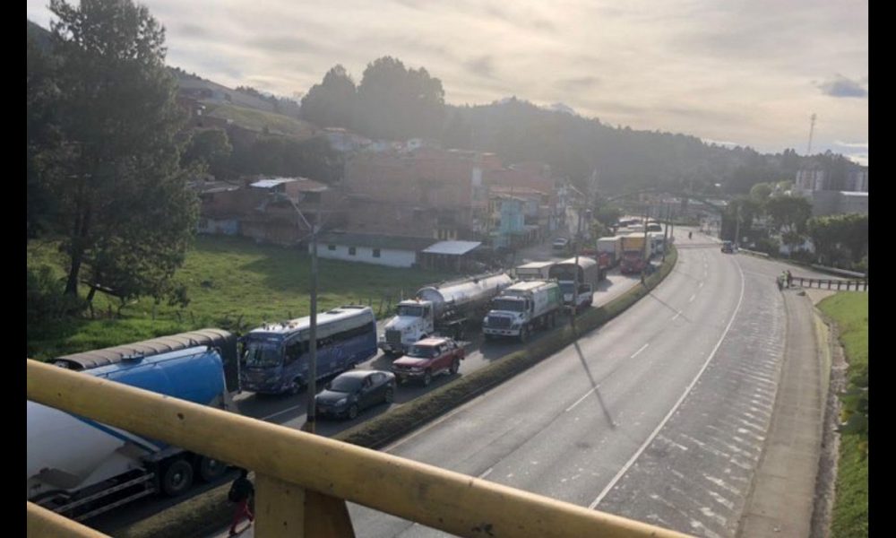 Por manifestación hay cierre total en la vía Medellín - Bogotá a la altura de Guarne