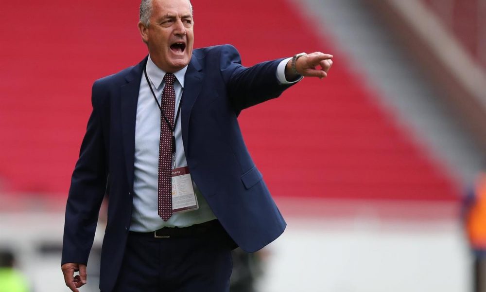 Fotografía de archivo del 13 de octubre de 2020 del técnico de Ecuador, Gustavo Alfaro, durante un partido por las eliminatorias sudamericanas al Mundial de la FIFA Catar 2022 contra Uruguay, en el Estadio de Liga Deportiva Universitaria, en Quito (Ecuador). EFE/ José Jácome POOL /Archivo