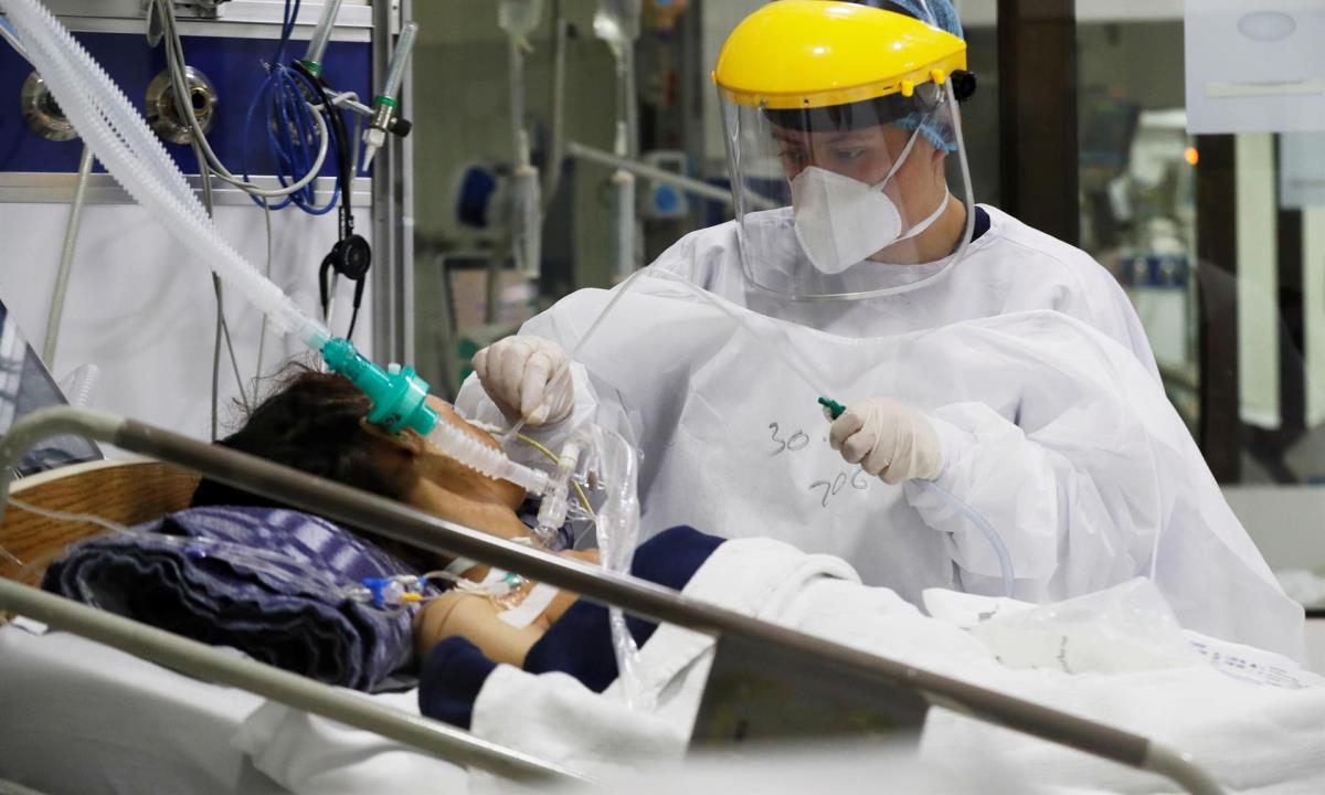 Los colombianos covid-19, llegan cada vez más graves a la UCI 2 Empleados de la salud trabajan en una unidad de cuidados intensivos para enfermos de covid-19 en el Hospital El Tunal, el 30 de abril de 2021 en Bogotá (Colombia). EFE/Carlos Ortega