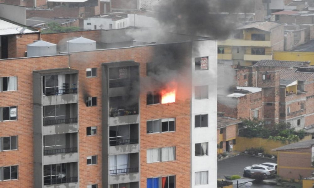 [Fotos y Video] ¡Qué susto! Incendio en un apartamento en Itagüí, ya evacuaron todo el edificio