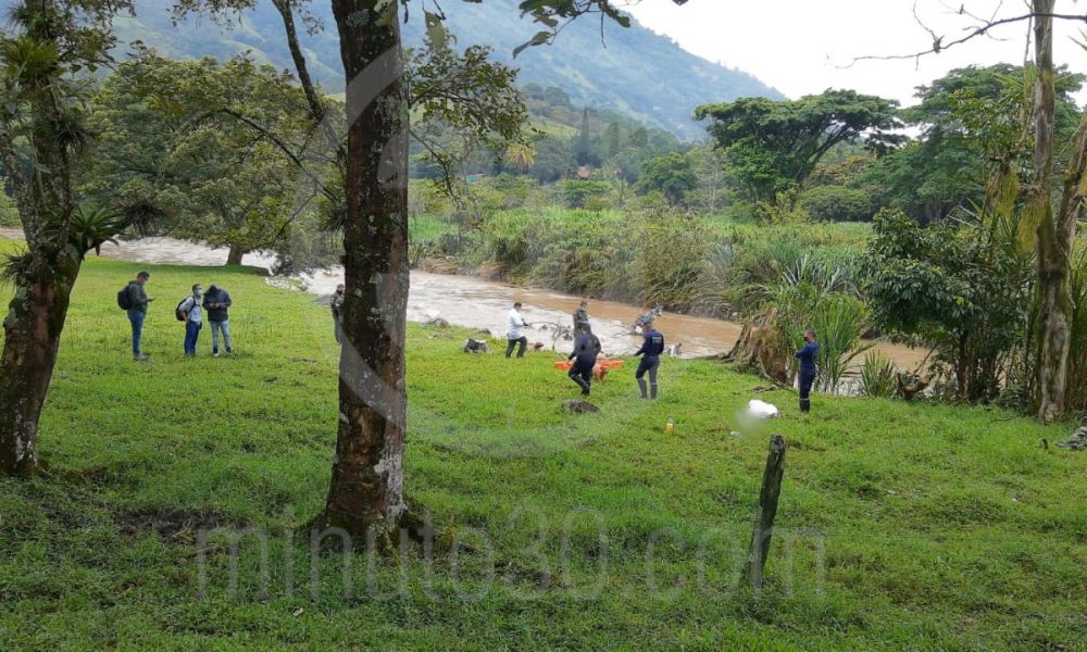 EN FOTOS: Sacaron el cuerpo de una mujer del río Medellín, estaba llena de golpes