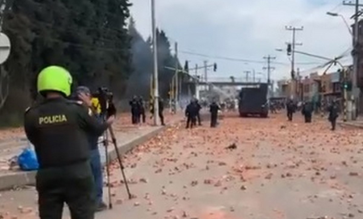 Enfrentamientos entre algunos manifestantes y ESMAD en Madrid, Cundinamarca 1 Madrid Cundinamarca