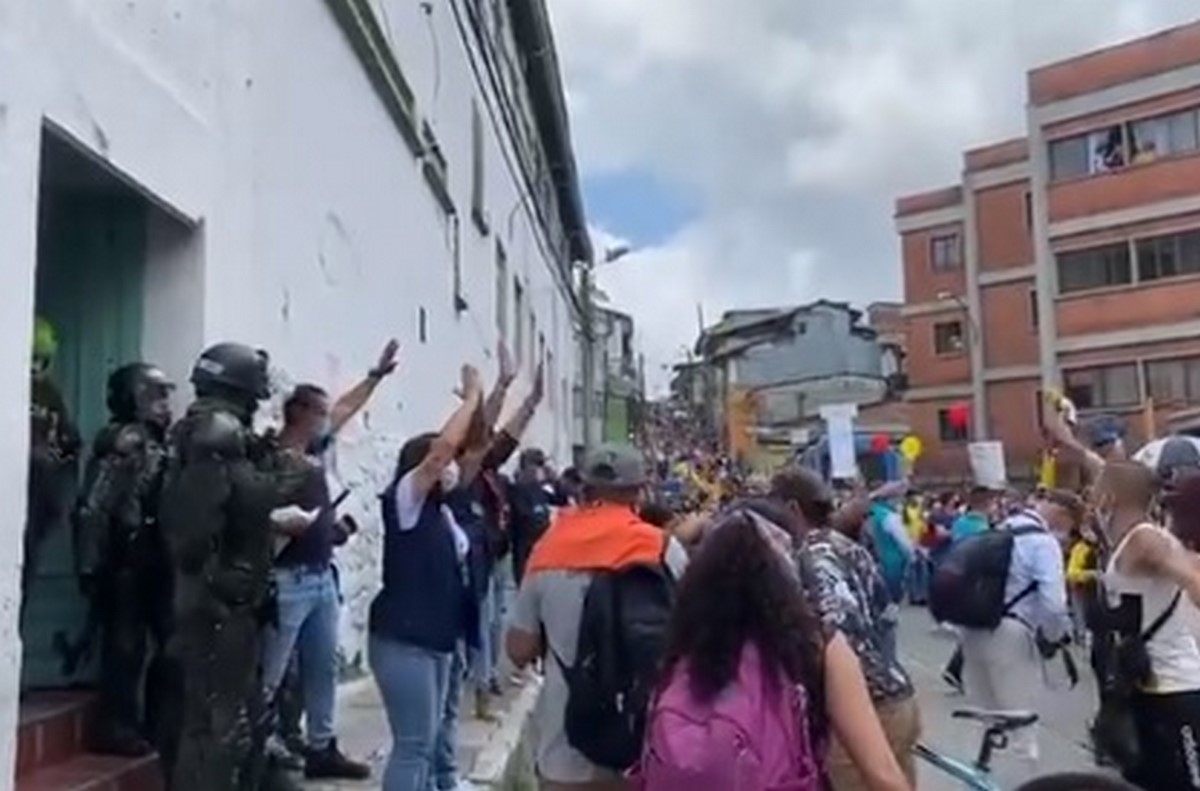 VIDEO: Intento de disturbios en Manizales, Comisión de Convivencia tuvo que intervenir 1 Intento de disturbios durante protestas en Manizales