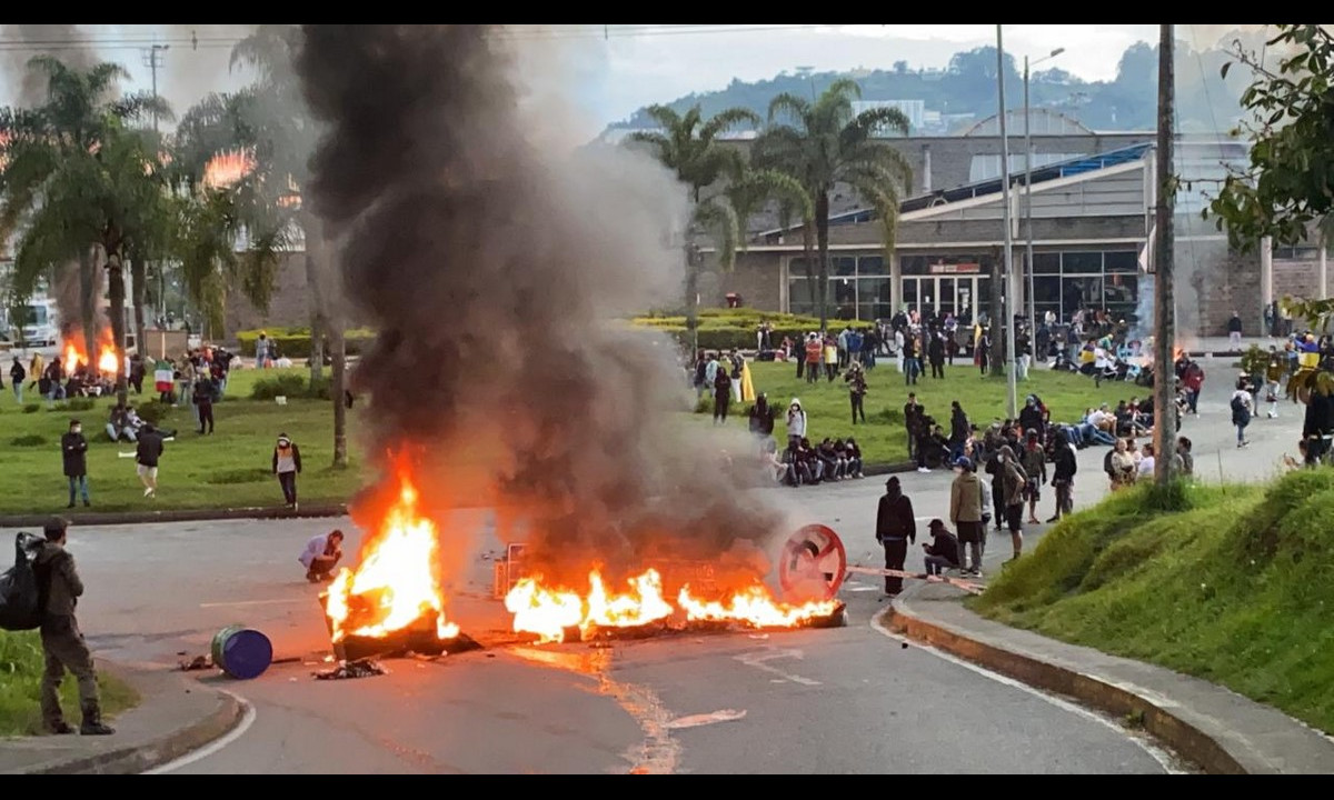 Hay bloqueo en el centro y cerca a la Terminal de Transportes de Manizales 1 Hay bloqueo en el centro y cerca a la Terminal de Transportes de Manizales