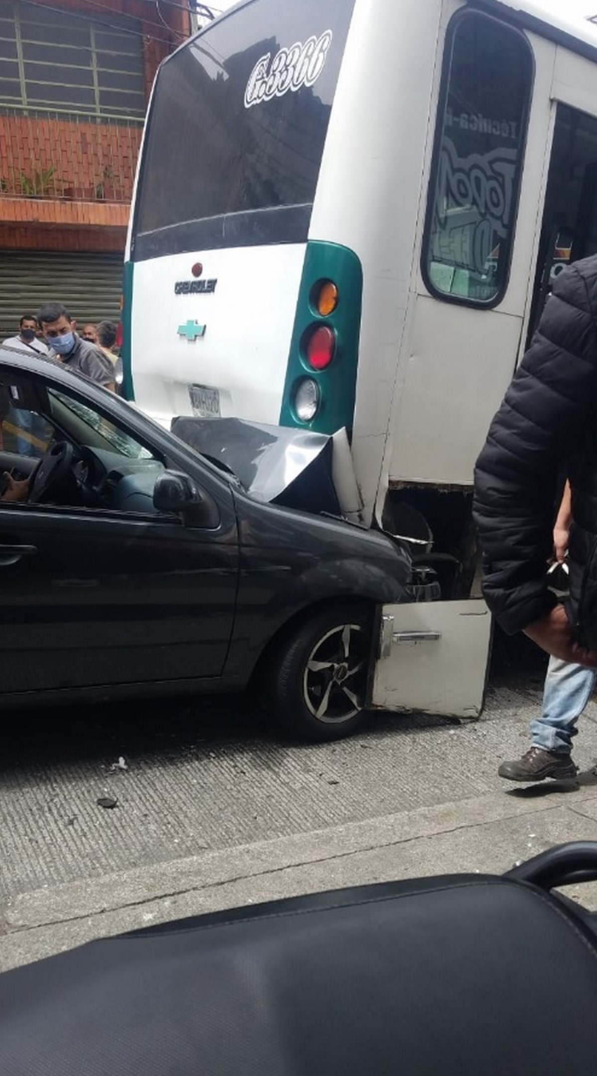 Tremendo choque entre carro particular y bus en Manizales dejó una persona lesionada 2 Manizales2 5