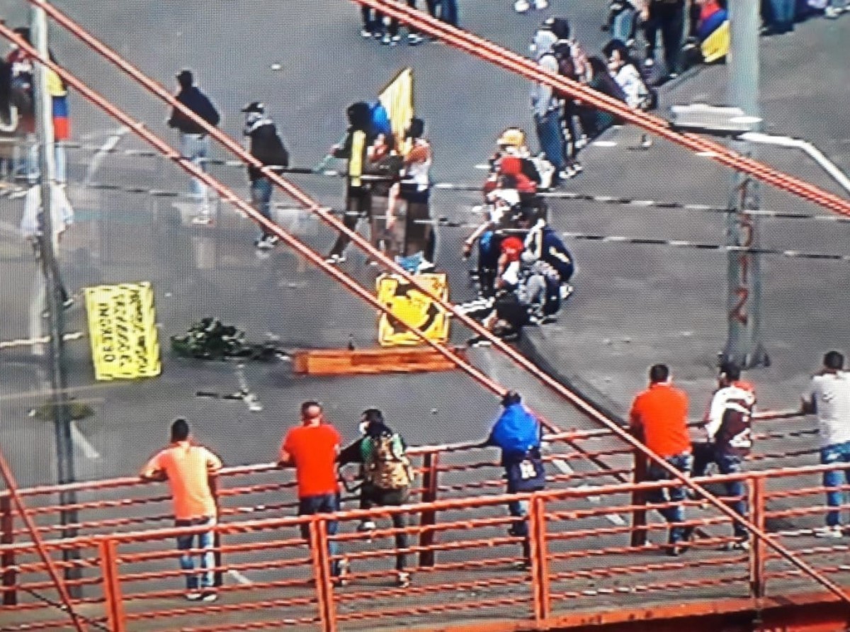 VIDEO: Queman llantas y roban combustible de una bomba en Manizales 2 Manizales3 3