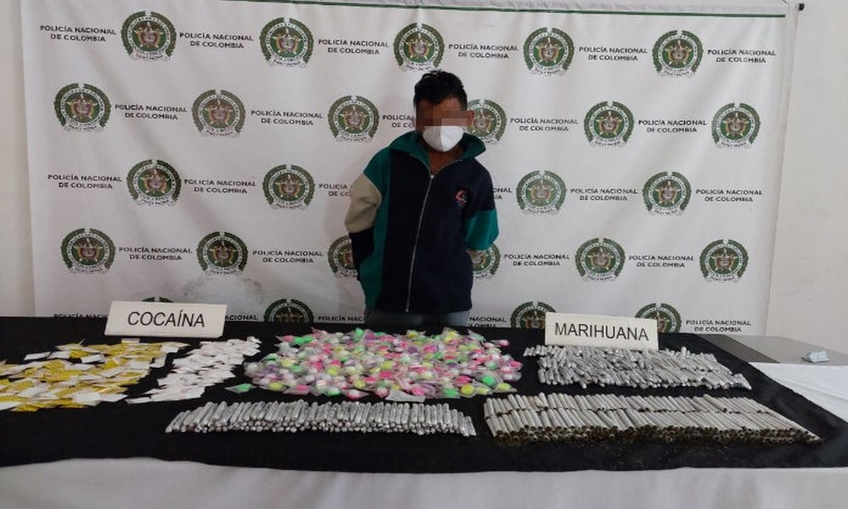 ¡Iba cargadito!: En pleno centro de Medellín capturaron a un hombre que portaba marihuana y cocaína 1 Medellín-capturado