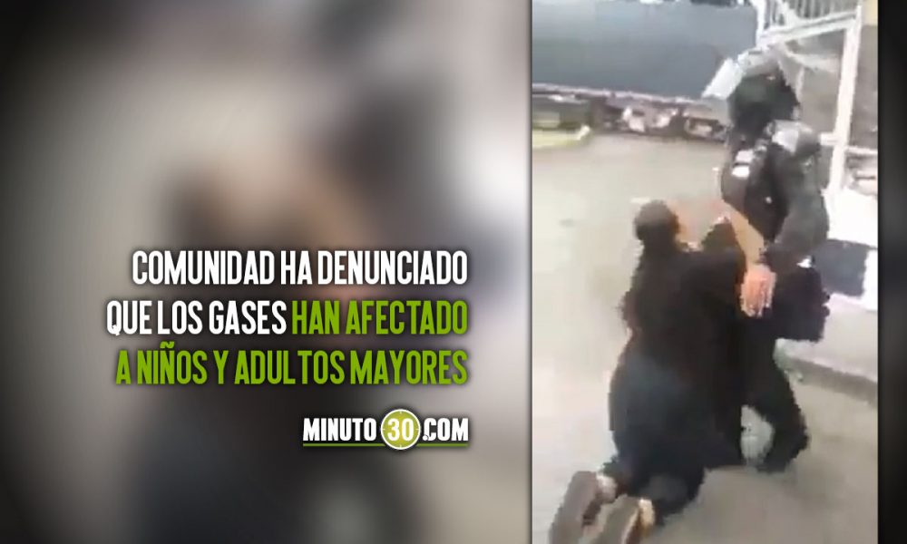[Video] Mujer se arrodilla ante uniformado del Esmad, le suplica que se vayan del sector