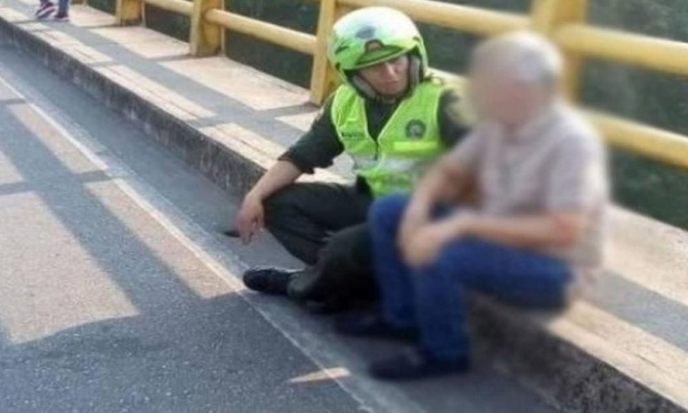 Policías evitaron que un hombre se lanzara de un puente