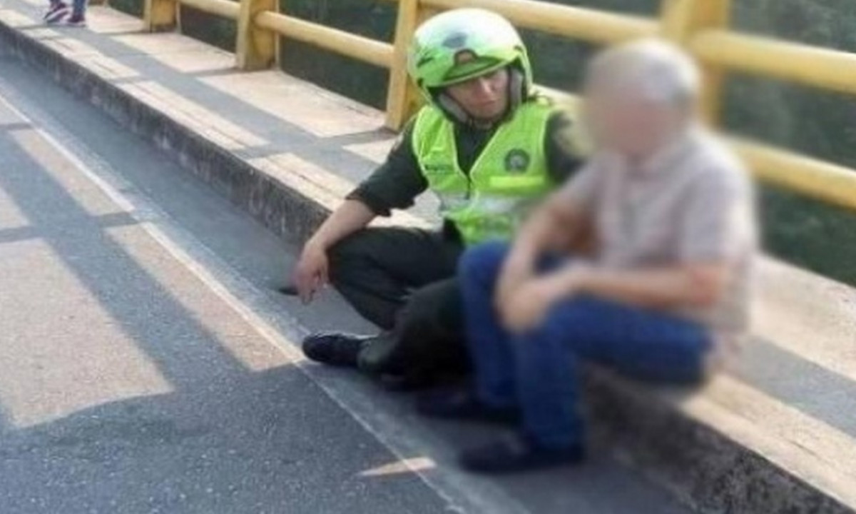 Policías evitaron que un hombre se lanzara de un puente 1 Policías evitaron que un hombre se lanzara de un puente
