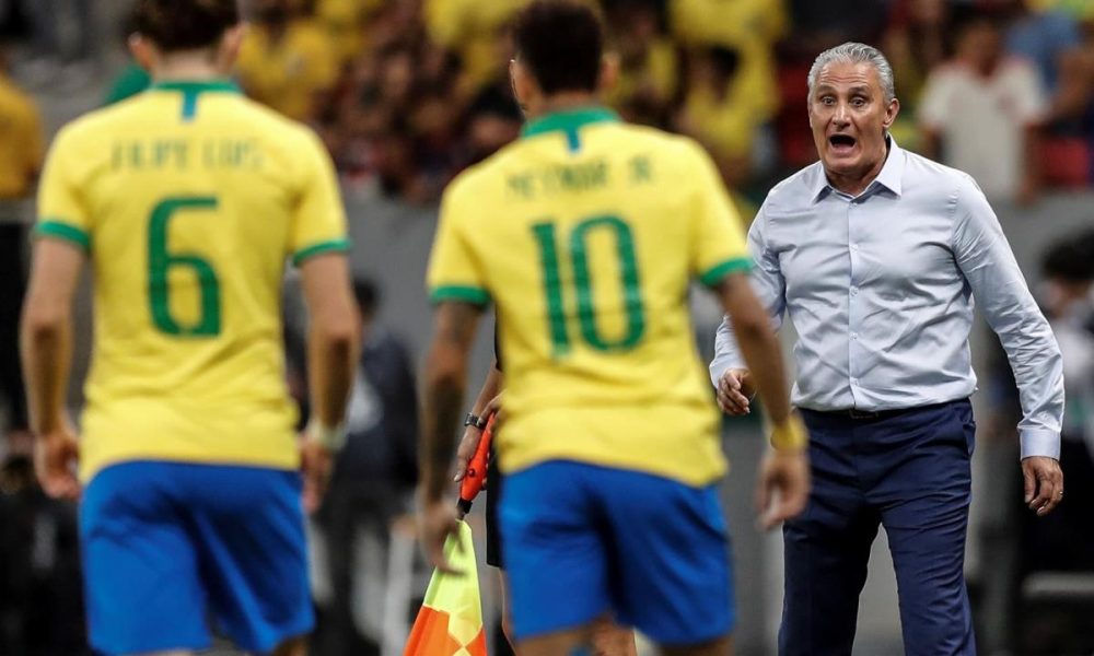 Fotografía de archivo del 5 de junio de 2019 del entrenador de la selección brasileña Tite (d) junto a los jugaores Filipe Luis (i) y Neymar (c) durante ul partido amistoso contra Catar, en el Estadio Mane Garrincha, en la ciudad de Brasilia (Brasil). EFE/ Antonio Lacerda ARCHIVO