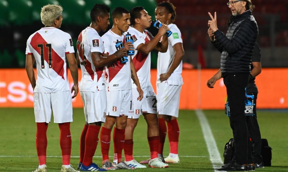 Fotografía de archivo del 13 de noviembre de 2020 del entrenador de Perú, Ricardo Gareca, junto a sus jugadores durante un partido contra Chile por las eliminatorias sudamericanas al Mundial de Catar 2022, en el Estadio Nacional de Santiago (Chile). EFE/ Martin Bernetti POOL / ARCHIVO