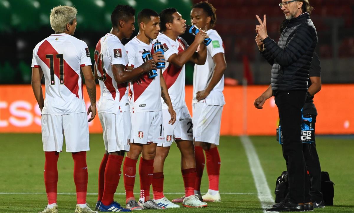A 32 días de su debut, Perú intenta rehacer su once de gala 1 Fotografía de archivo del 13 de noviembre de 2020 del entrenador de Perú, Ricardo Gareca, junto a sus jugadores durante un partido contra Chile por las eliminatorias sudamericanas al Mundial de Catar 2022, en el Estadio Nacional de Santiago (Chile). EFE/ Martin Bernetti POOL / ARCHIVO