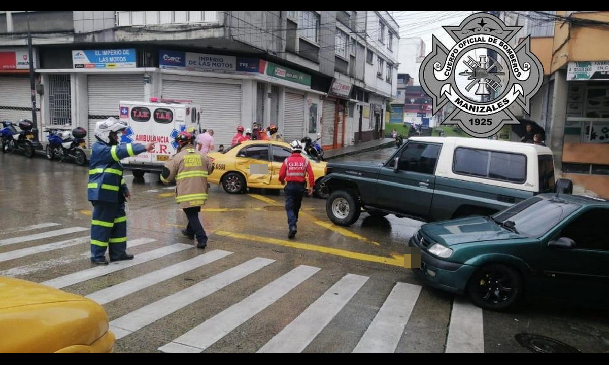 Un taxi y una camioneta chocaron, al parecer uno de ellos cruzó el semáforo en rojo 1 Un taxi y una camioneta chocaron, al parecer uno de ellos cruzó el semáforo en rojo