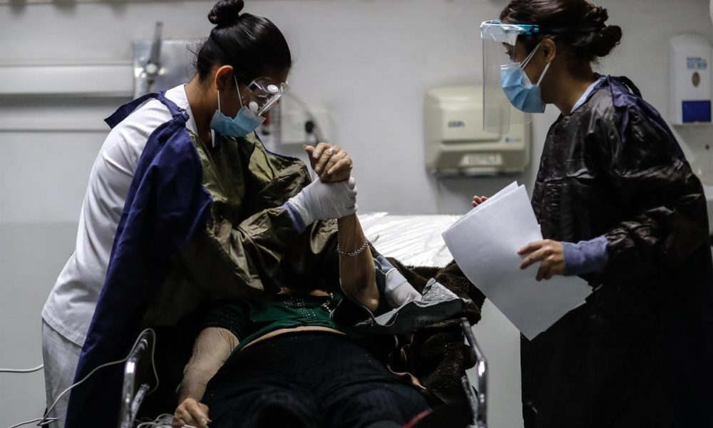 Personal medico realiza controles a sus pacientes en una Unidad de Cuidados Intensivos en un hospital de Buenos Aires. EFE/Juan Ignacio Roncoroni/Archivo