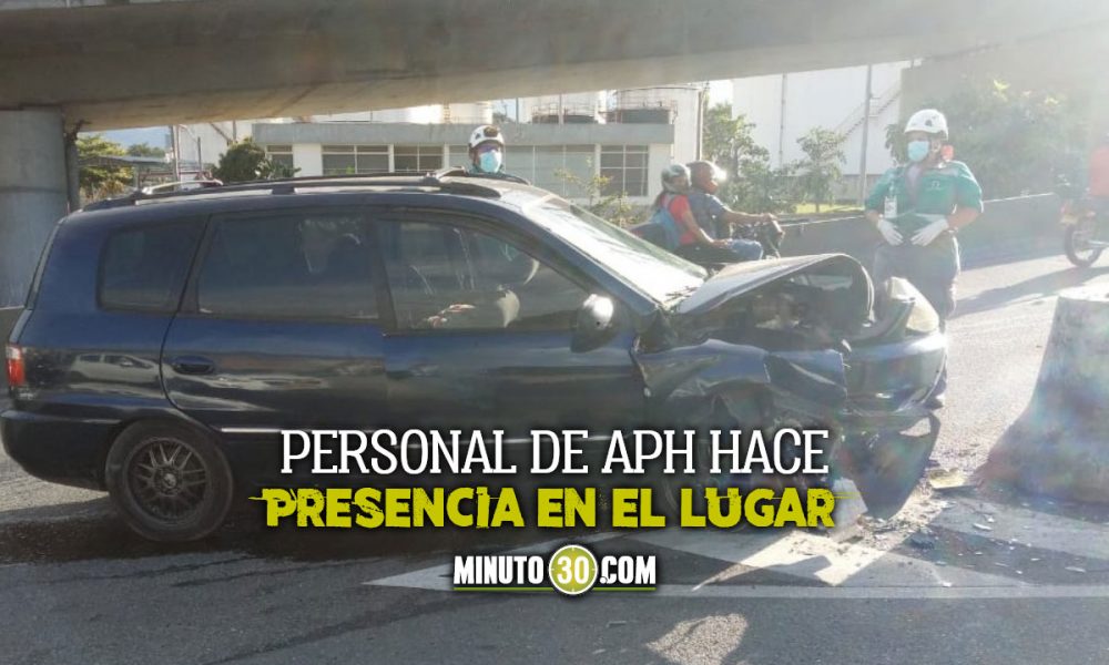 Vehiculo-se-estrello-de-frente-con-un-separador-en-el-puente-de-la-Madre-Laura