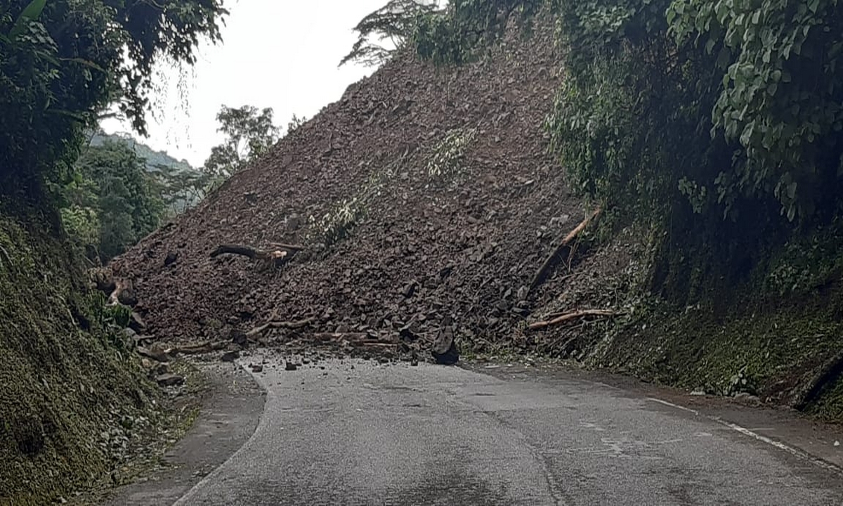 VIDEO: Por deslizamiento de tierra, vía Medellín-Puerto Berrío se encuentra totalmente cerrada 1 Vía Medellín-Puerto Berrío se encuentra totalmente cerrada