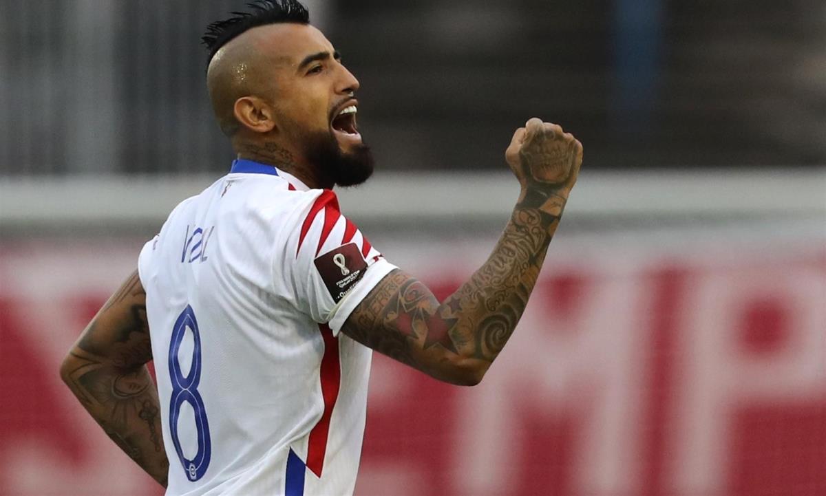 A 28 días del debut, Chile aguarda la vuelta de Vidal y busca nuevos talentos 1 El jugador Arturo Vidal de Chile celebra tras anotar contra Venezuela durante un partido por las Eliminatorias Sudamericanas para el Mundial de Catar 2022, el 17 de noviembre de 2020 en el estadio Olímpico de Caracas (Venezuela). EFE/Miguel Gutiérrez POOL/ Archivo