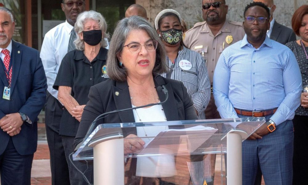 La alcaldesa de Miami tilda de “vergonzosos” los tiroteos que dejaron tres muertos