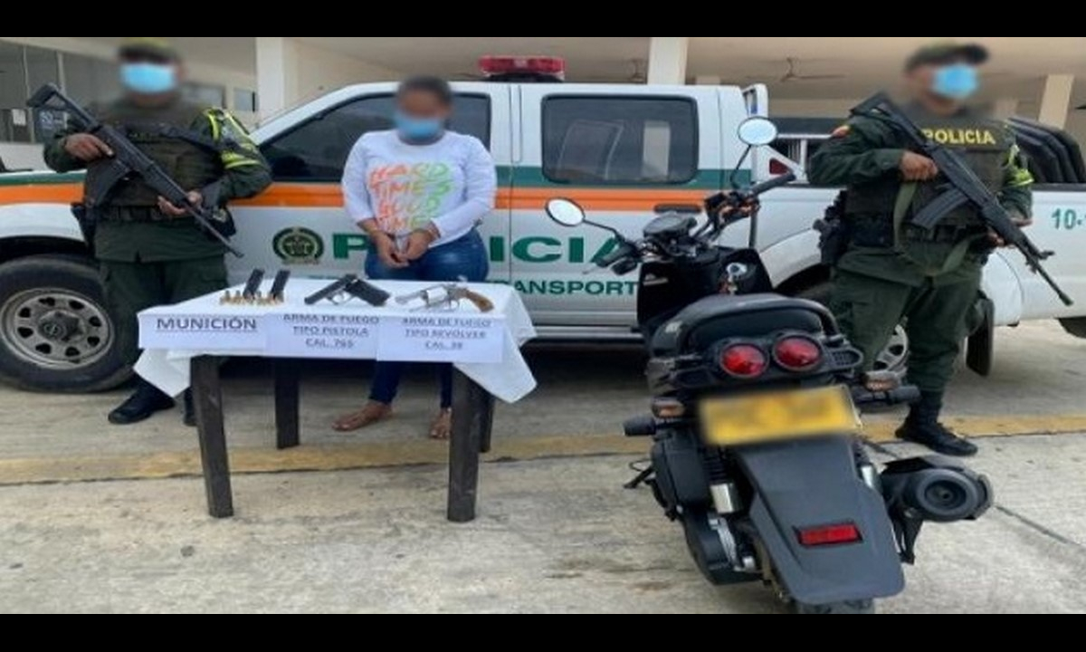 ¡Ay doña! La pillaron con dos armas en el baúl de la moto 1 ¡Ay doña! La pillaron con dos armas en el baúl de la moto