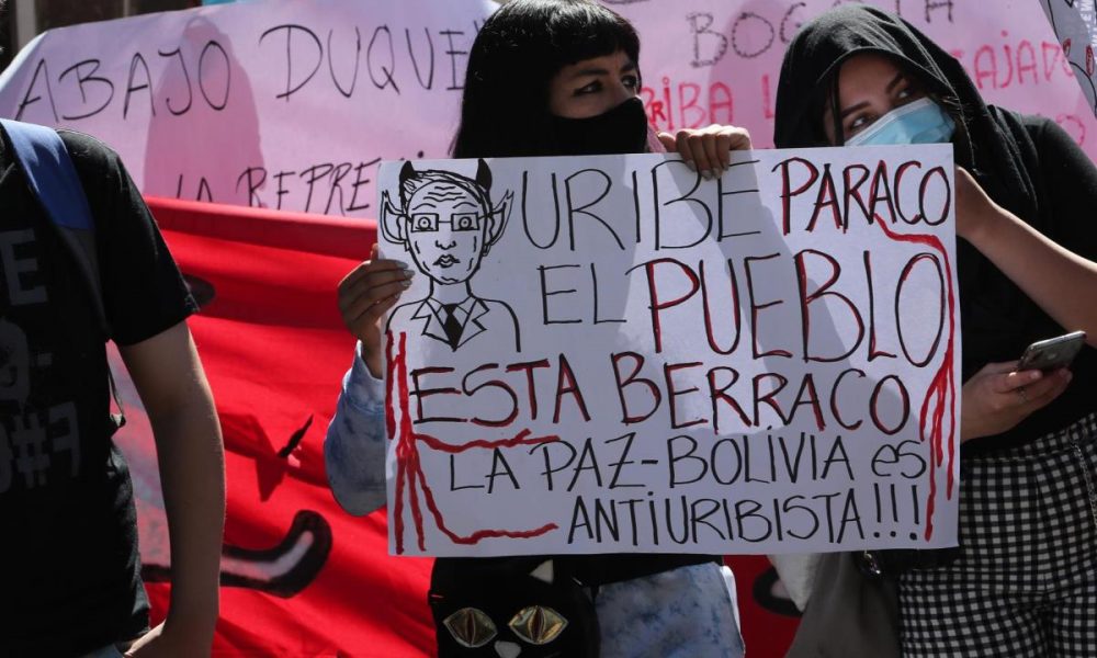 Manifestantes colombianos y bolivianos protestan en la embajada colombiana en La Paz para reclamar que cese la represión a las protestas en Colombia, hoy en el barrio residencial de Calacoto, en el sur de la ciudad. Decenas de activistas bolivianos y algunos residentes colombianos protestan este viernes ante la Embajada de Colombia en La Paz y reclamaron "que pare la masacre" en ese país, combinando la música con duras consignas contra el Gobierno de Iván Duque. EFE/Martin Alipaz
