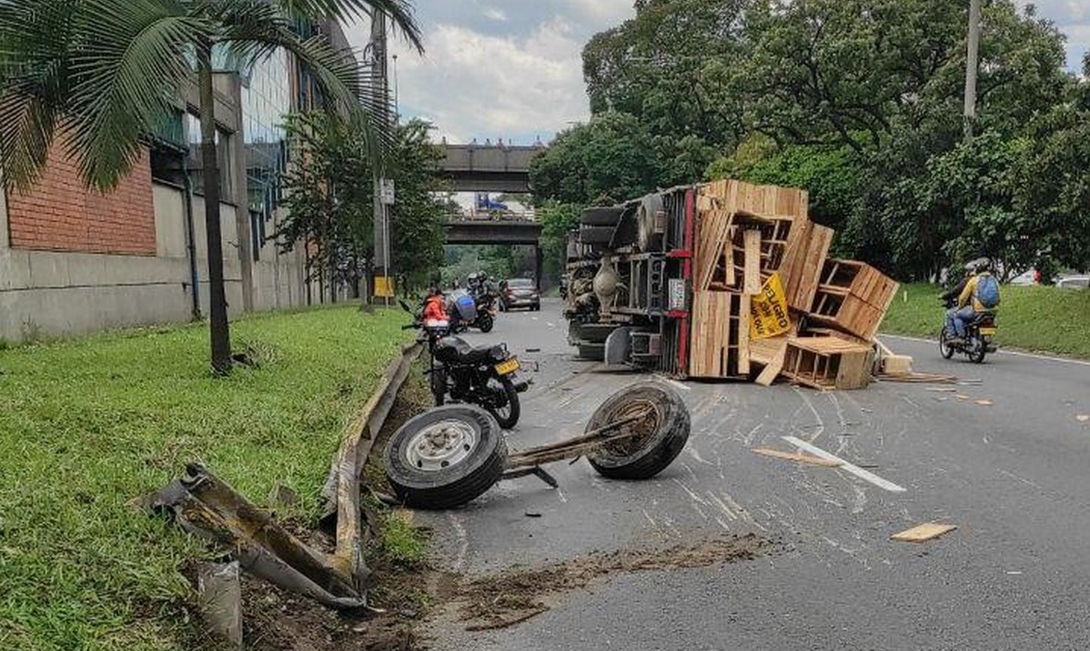 Video: ¡Pilas! Un camión se volcó en la Regional, a la altura de La Aguacatala 1 Regional