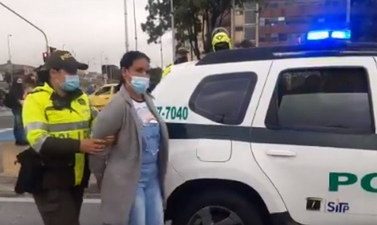 VIDEO: La cogieron robándole el celular a un hombre en el TransMilenio 1 Capturada por robarle el celular a hombre en el TransMilenio