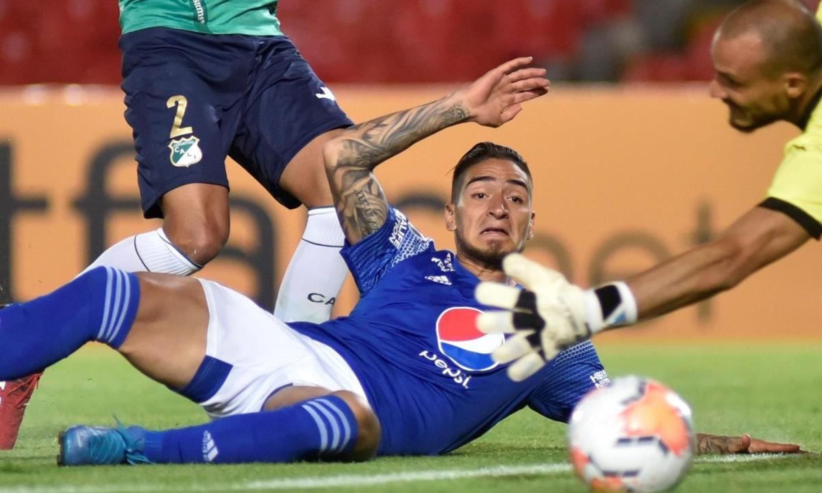 Millonarios, primer semifinalista, tras empate con América de Cali 1 En la imagen un registro de Cristian Arango, delantero del club de fútbol Millonarios de Bogotá. EFE/Guillermo Legaria/Archivo