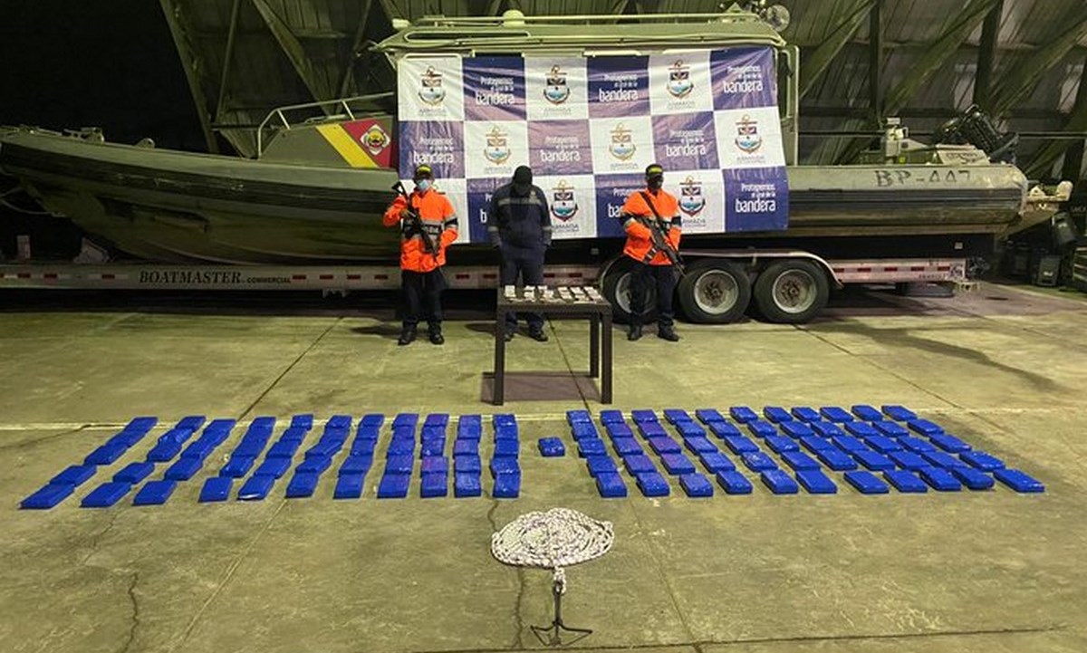Lo capturaron con cocaína y más de cien millones de pesos en efectivo 1 coca armada