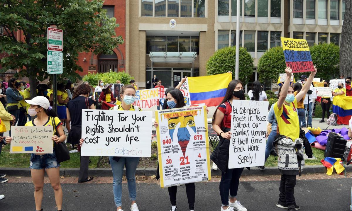Colombianos exigen en Washington que cese la represión de las protestas 1 Colombianos se reúnen al frente del consulado colombiano en Washington para pedir el cese de la violencia en su país, hoy en Washington (EE.UU.). EFE/Lenin Nolly