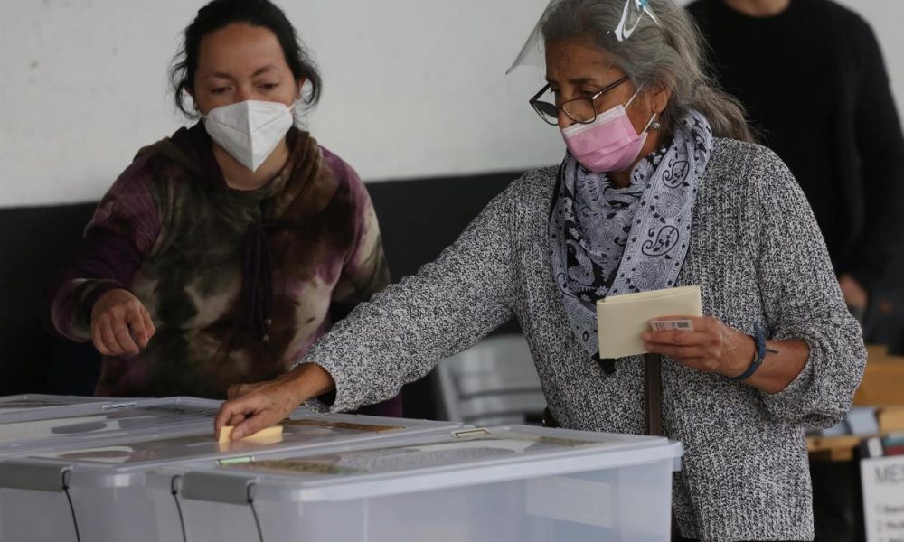 Una mujer acude a un puesto de votación ubicado en el Estadio Monumental el 15 de mayo de 2021, en Santiago (Chile). EFE/ Elvis González